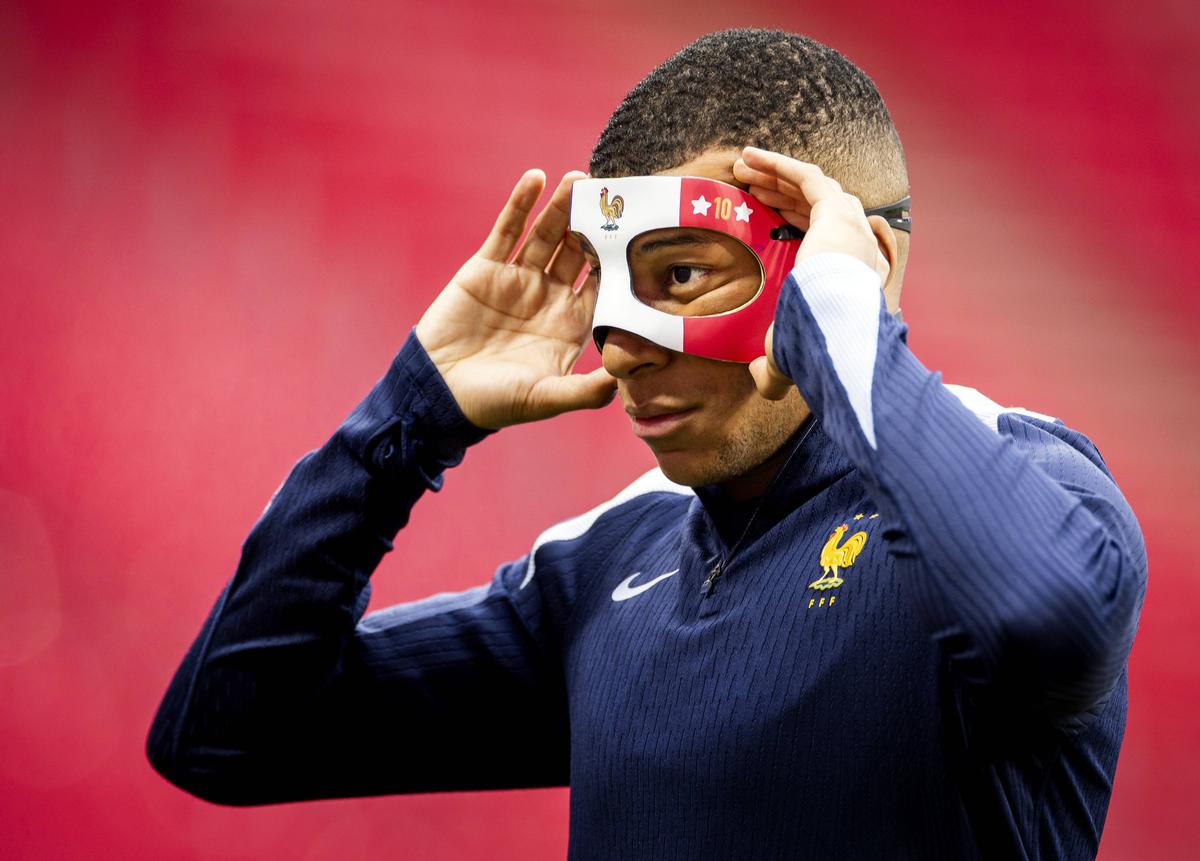 Kylian Mbappe a purtat o mască în culorile Franței la unul dintre antrenamente