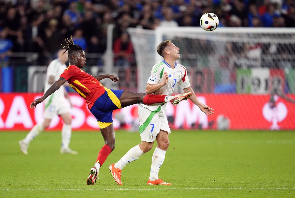 Răzvan Burleanu are lipici la vedete! Unde a prins loc la Spania - Italia, după ce vinerea trecută a stat lângă Mourinho și Ferguson
