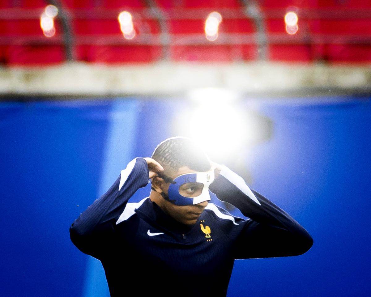 Kylian Mbappe a purtat o mască în culorile Franței la unul dintre antrenamente