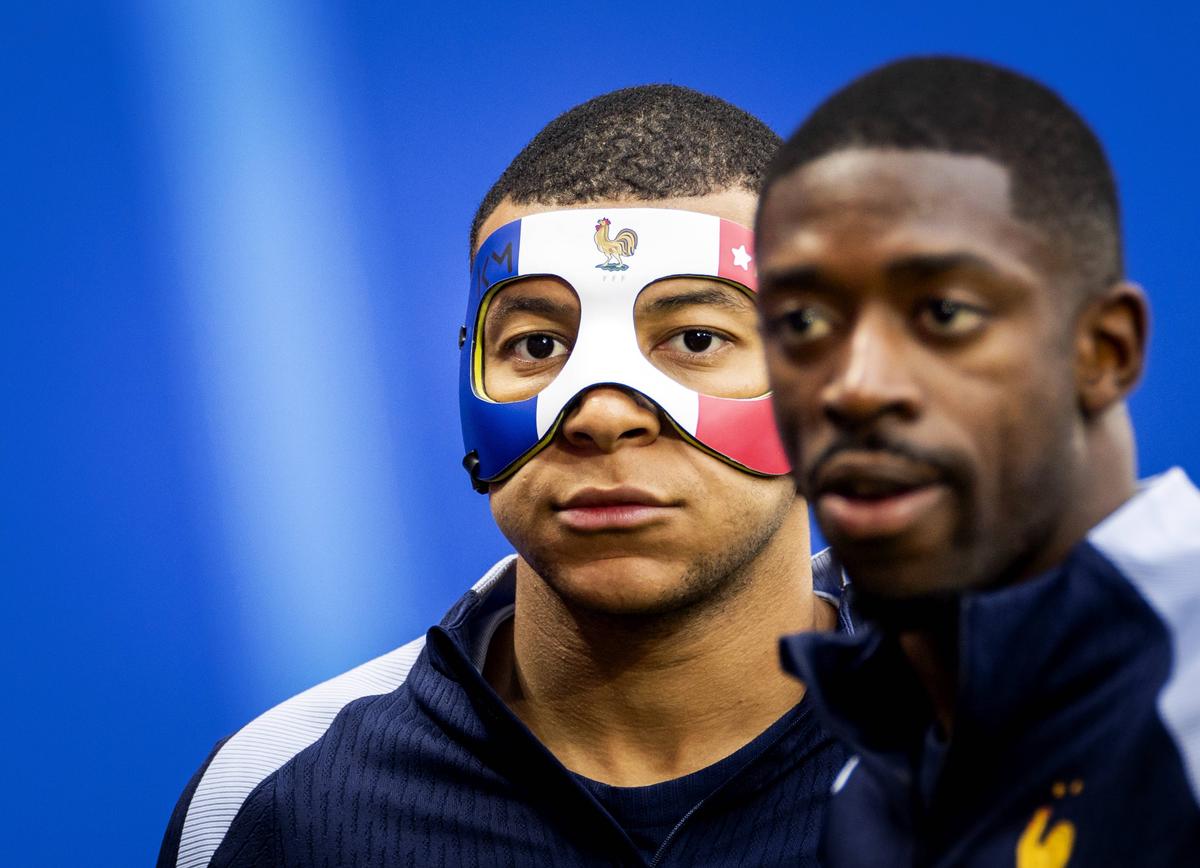 Kylian Mbappe a purtat o mască în culorile Franței la unul dintre antrenamente