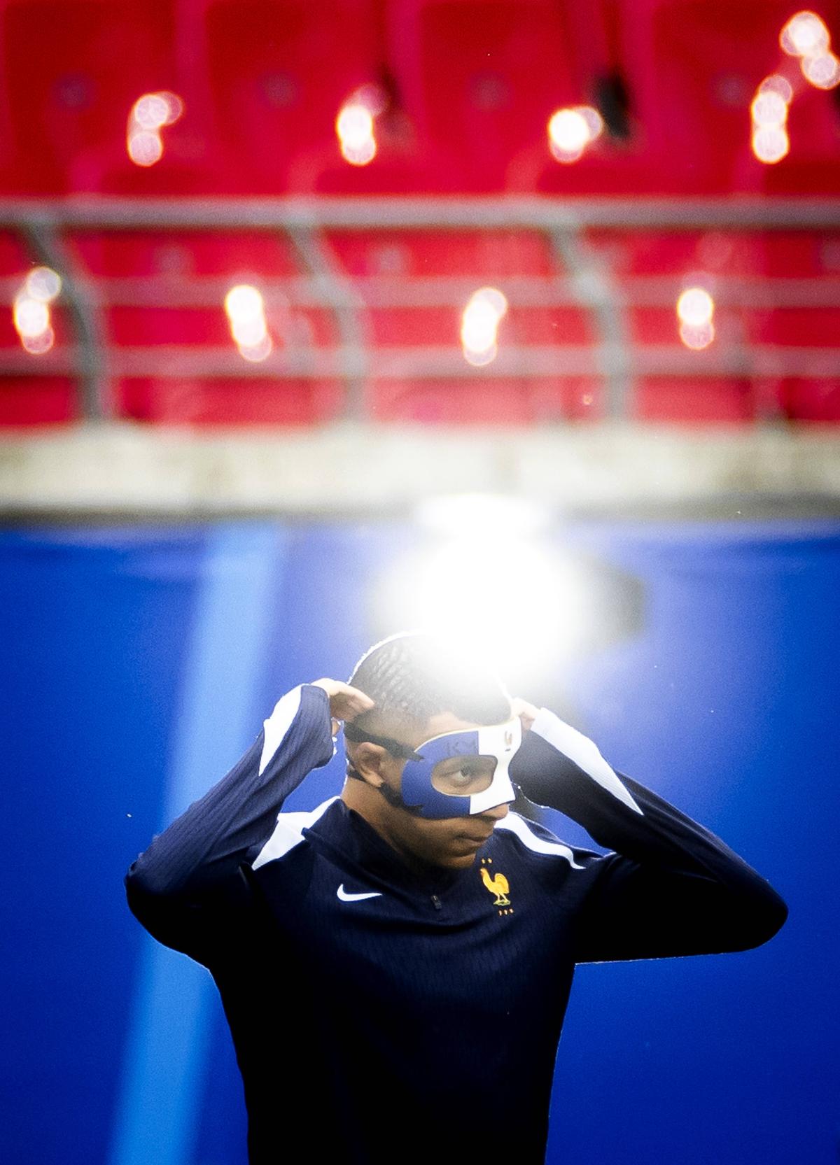 „Zorro” al Franței » Kylian Mbappe va purta o mască specială la Euro, după ce și-a spart nasul