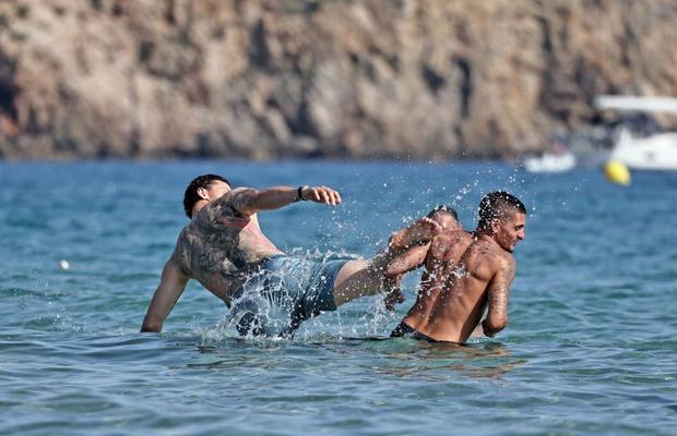 Zlatan Ibrahimovic „l-a făcut KO” pe Marco Verratti sub ochii superbei soții, în Ibiza