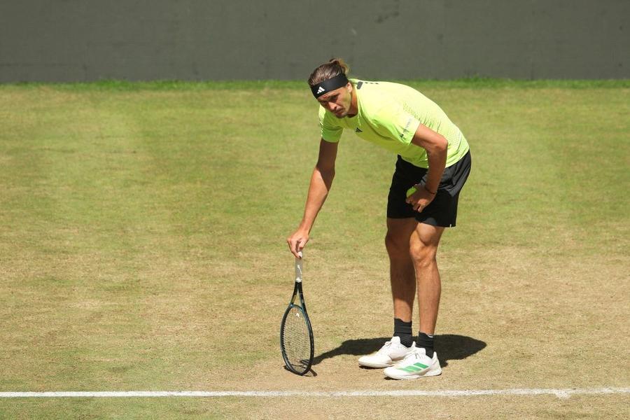 Alexander Zverev înainte să vomite în „sferturi” la Halle Foto: Imago Images Iga Swiatek s-a plâns la Londra, înainte de startul Wimbledon: „Nu are sens să jucăm mai mult de 20 de turnee pe an”