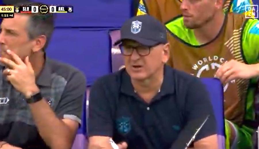 Așa ceva nu s-a mai văzut! Imagini unice, la Campionatul Mondial al Cluburilor » A refuzat să iasă și l-a lăsat „mască” pe antrenor