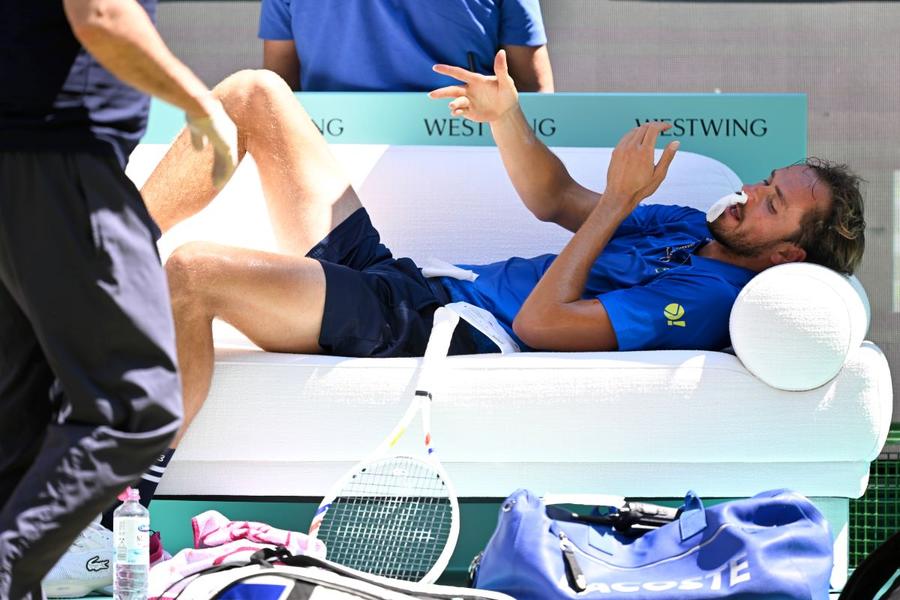 Daniil Medvedev a sângerat nazal în meciul din „sferturi” de la Halle Foto: Imago Images Semifinală așteptată la Halle: Zverev contra Medvedev » Amândoi au câștigat după probleme medicale surprinzătoare