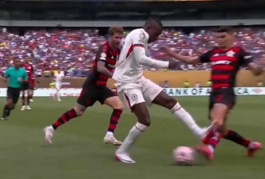 Intrarea care a dus la eliminarea lui Nicolas Jackson Flamengo - Chelsea 3-1 » În avantaj la pauză, spulberată în repriza a doua! Rezultat-surpriză la care a contribuit și șocantul Jackson