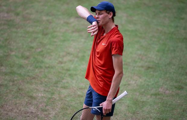 Liderul mondial Jannik Sinner, eliminat în turul 2 la Halle, după o revenire fantastică a „rebelului” din tenis