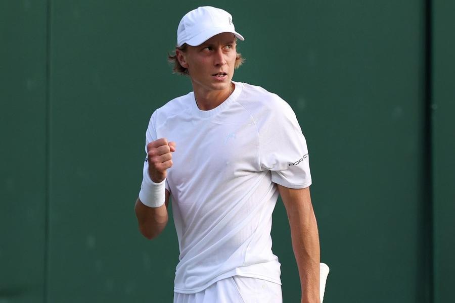 Emil Ruusuvuori la Wimbledon 2024 Foto: Guliver/GettyImages Misterul absenței de aproape un an a fostului număr 37 ATP: s-a operat la coloană, după recomandarea unui coleg de circuit