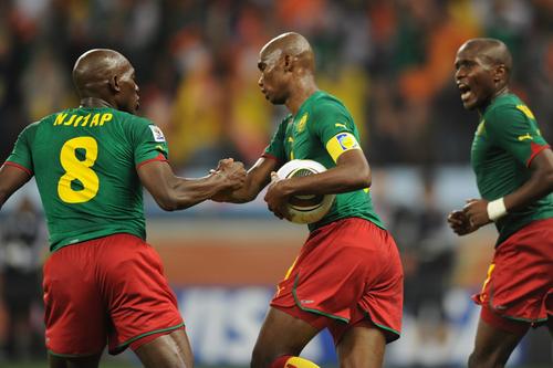 Samuel Eto'o, felicitat de Geremi Njitap, după golul din penalty marcat în Camerun - Olanda 1-2 de la CM 2010 / Foto: Imago
