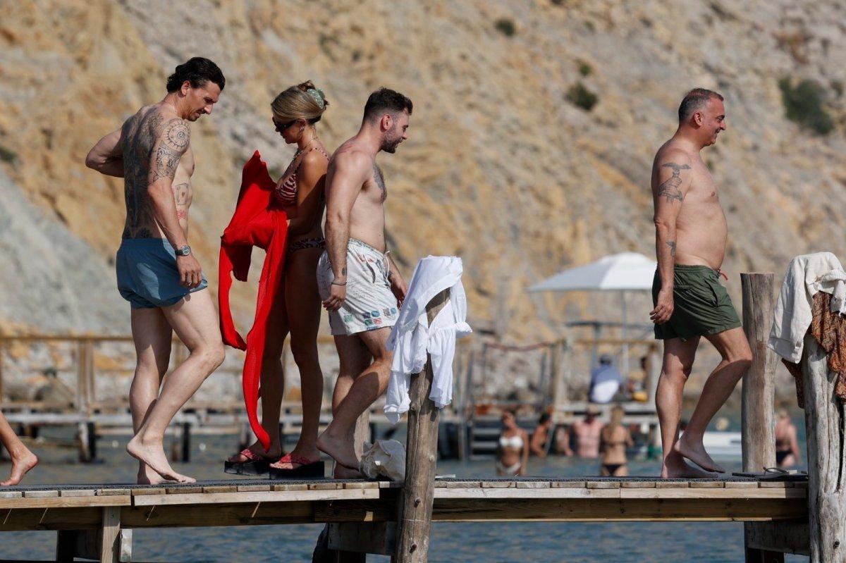 Zlatan Ibrahimovic, Marco Verratti și Jessica Aidi, pe plajă în Ibiza