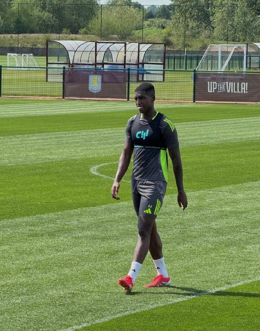 Jucător de la Aston Villa echipat cu vesta „Coachwhisperer” Revoluție la Aston Villa! Unai Emery testează vestele HiTech