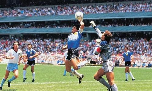 „Mâna lui Dumnezeu”, primul gol marcat de Diego Maradona în sfertul de finală contra Angliei, 2-1, la Mondialul din 1986