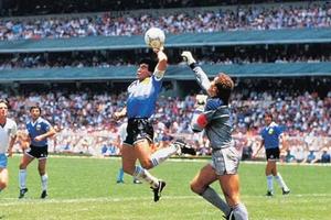 Se vinde mingea cu care Diego Maradona a dat „Golul Secolului” » Suma incredibilă de la care începe licitația!