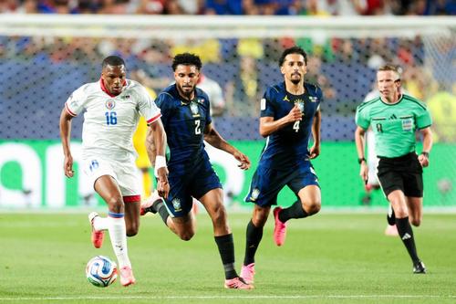 Ederson, în urmărirea adversarului în meciul Braziliei cu Haiti/ foto Imago Images