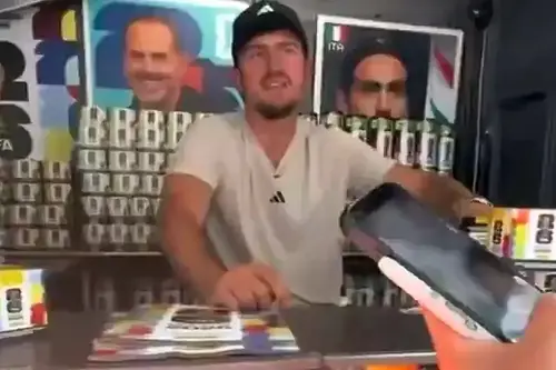 Harry Maguire a vândut abțibilduri cu Cupa Mondială în New York // FOTO: X