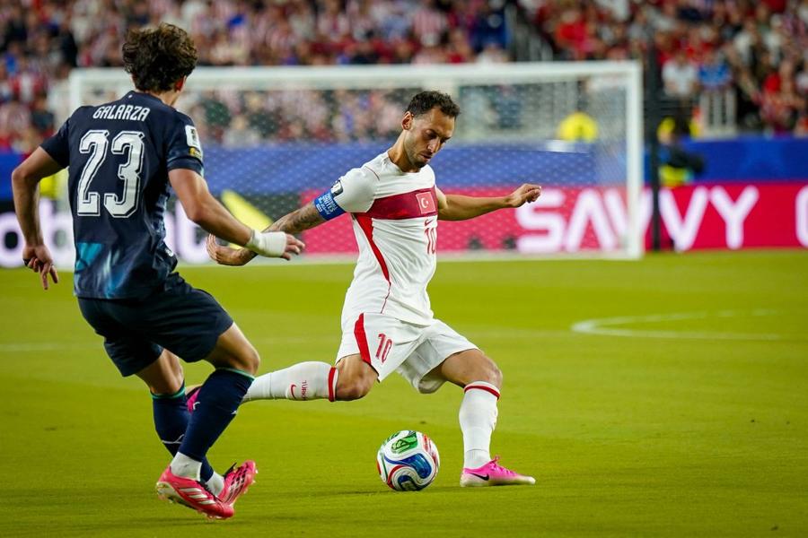 Nici Hakan Calhanoglu n-a putut să marcheze în meciul cu Paraguay, deși Turcia a jucat cu un om în plus toată repriza a doua / Foto: Imago Își pregătește retragerea, după eliminarea Turciei: „Ar trebui să fim mândri de noi! Am ajuns greu aici...”