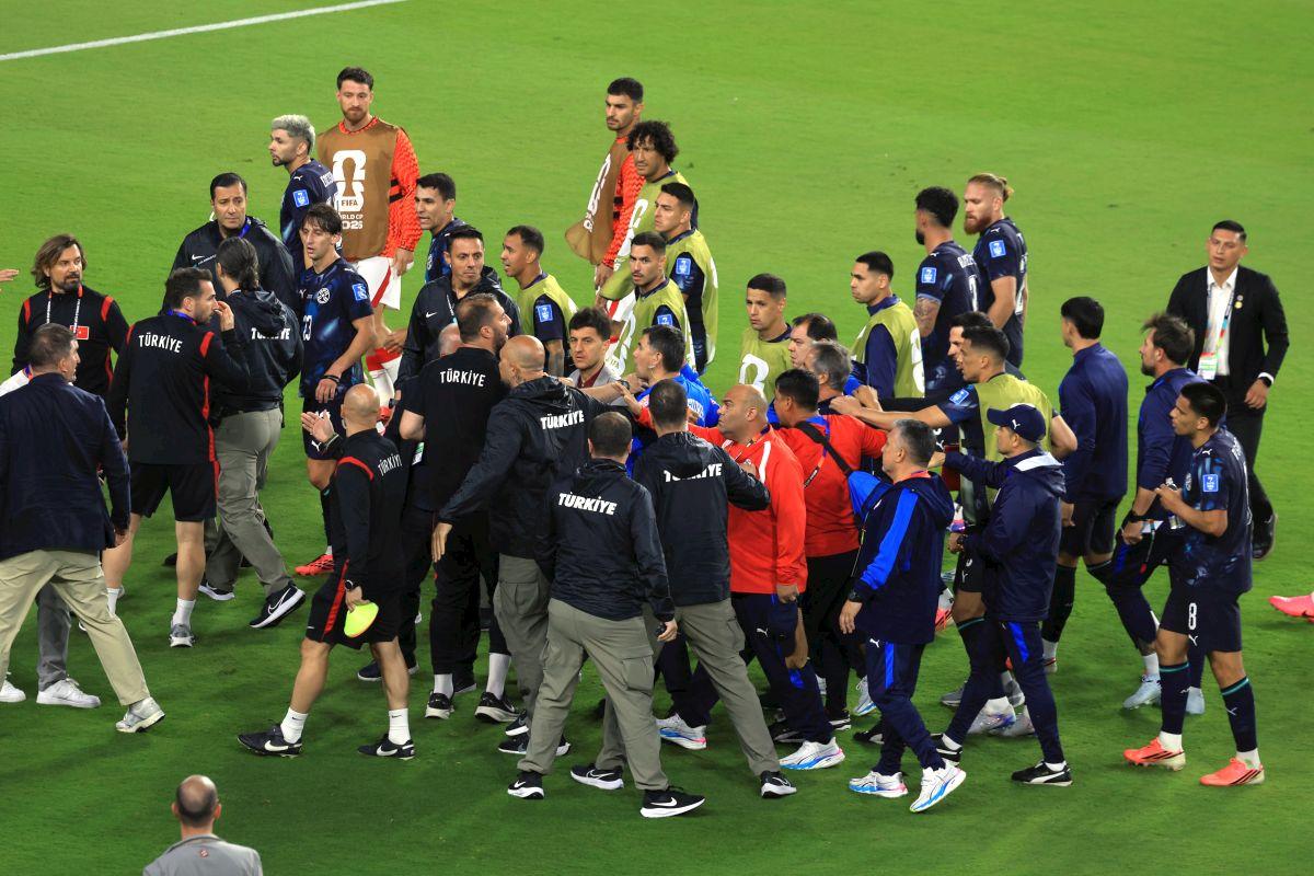 Scandal la Turcia - Paraguay » A devenit primul fotbalist din istorie eliminat pentru că și-a acoperit gura cu mâna