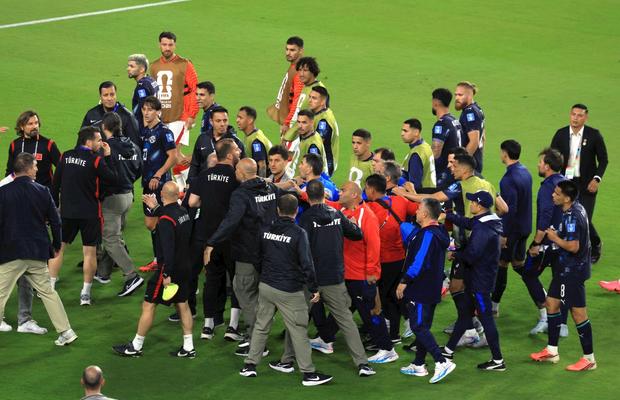 Scandal la Turcia - Paraguay » A devenit primul fotbalist din istorie eliminat pentru că și-a acoperit gura cu mâna