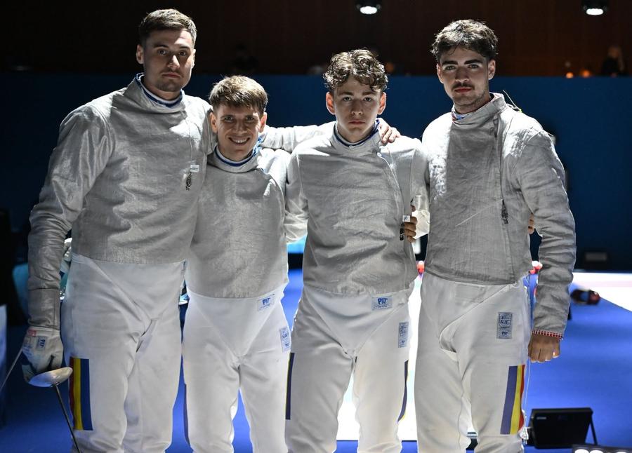 Razvan Ursachi, George Dragomir, Vlad Covaliu și Radu Nițu înainte de un duel important FOTO FRS Echipa masculină de sabie a României a fost învinsă de Ungaria cu două tușe în finala Campionatelor Europene