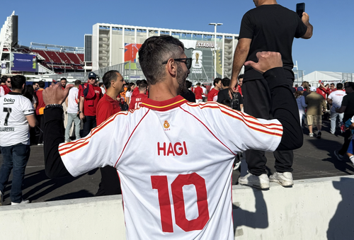Un fan turc a venit cu un tricoul cu numele lui Gică Hagi, la meciul cu Paraguay // FOTO: Sergiu Alexandru (GSP)