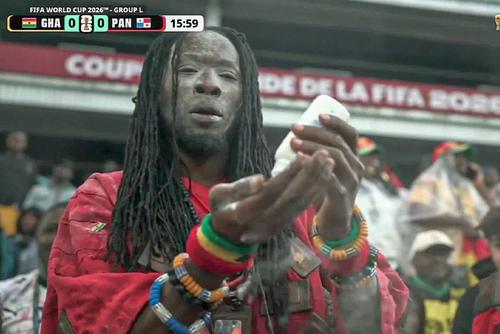 Fanul din Ghana în timp ce suflă în pudră albă în timpul meciului cu Panama // foto: X @ESPN FC