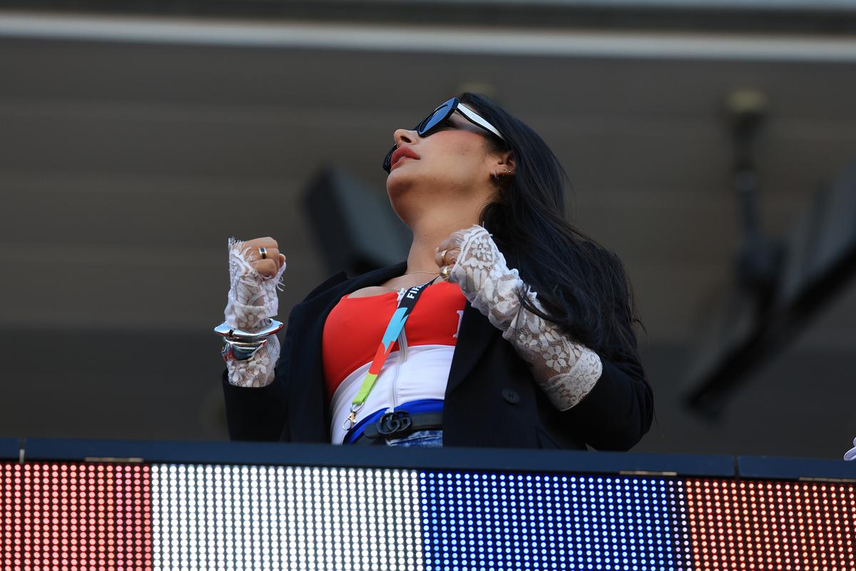 Reporterii Gazetei au dat nas în nas cu celebra Larissa Riquelme la San Francisco » Mai numeroși, turcii au fost dominați de suporterii din Paraguay