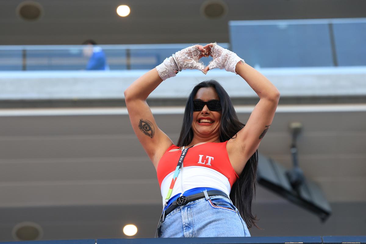 Reporterii Gazetei au dat nas în nas cu celebra Larissa Riquelme la San Francisco » Mai numeroși, turcii au fost dominați de suporterii din Paraguay