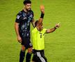 A fost arătat cartonașul roșu pentru gestul de a vorbi cu mâna la gură // foto: X @B/R Football