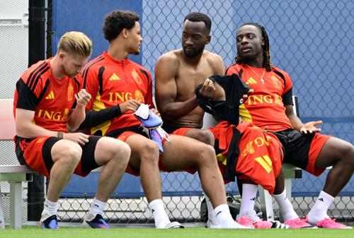 Jeremy Doku, primul din dreapta, s-a îmbolnăvit înainte de Belgia - Iran/ foto Imago Images