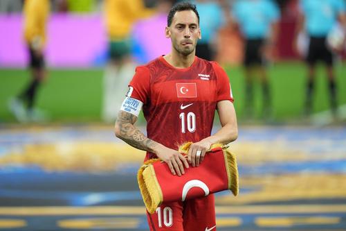 Hakan Calhanoglu a șutat de șase ori la poarta paraguayană (fără succes) și a jucat o singură minge în careul advers / Foto: Imago