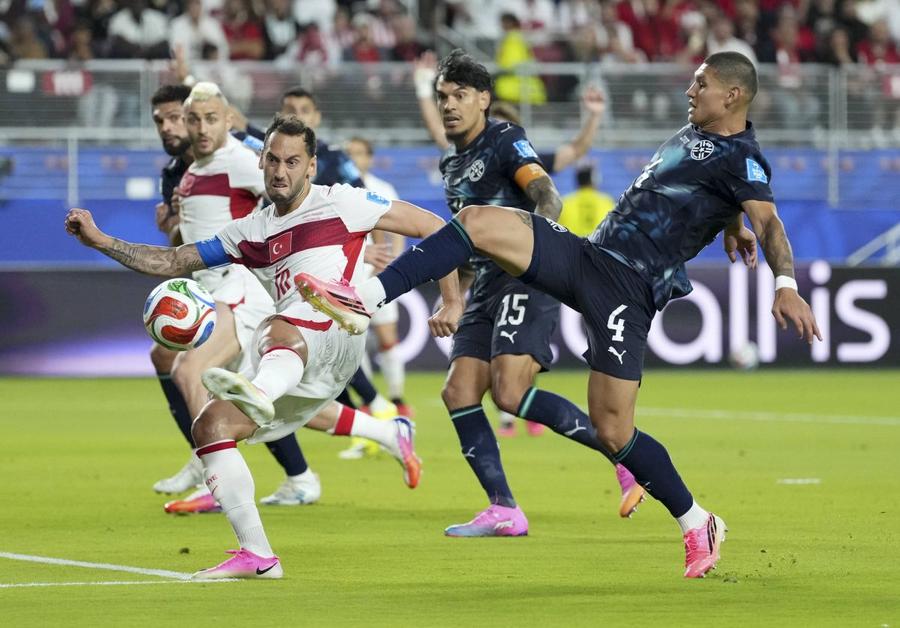 Nici Hakan Calhanoglu n-a putut să marcheze în meciul cu Paraguay, deși Turcia a jucat cu un om în plus toată repriza a doua / Foto: Imago Își pregătește retragerea, după eliminarea Turciei: „Ar trebui să fim mândri de noi! Am ajuns greu aici...”