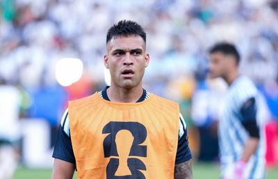 Căpitanul lui Chivu a dezamăgit de lângă Messi și riscă să fie pedepsit » „Dacă trece pe banca de rezerve...”