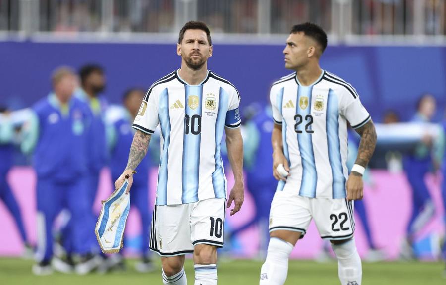 Lautaro Martinez nu a putut ieși din umbra căpitanului Leo Messi în meciul cu Algeria de la CM 2026 / Foto: GettyImages Căpitanul lui Chivu a dezamăgit de lângă Messi și riscă să fie pedepsit » „Dacă trece pe banca de rezerve...”