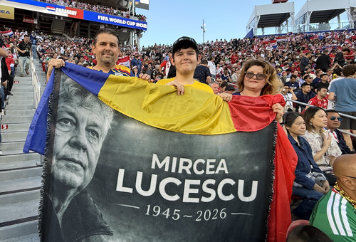O familie de români a venit cu un banner în memoria lui Mircea Lucescu, la Turcia - Paraguay // FOTO: Sergiu Alexandru (GSP)