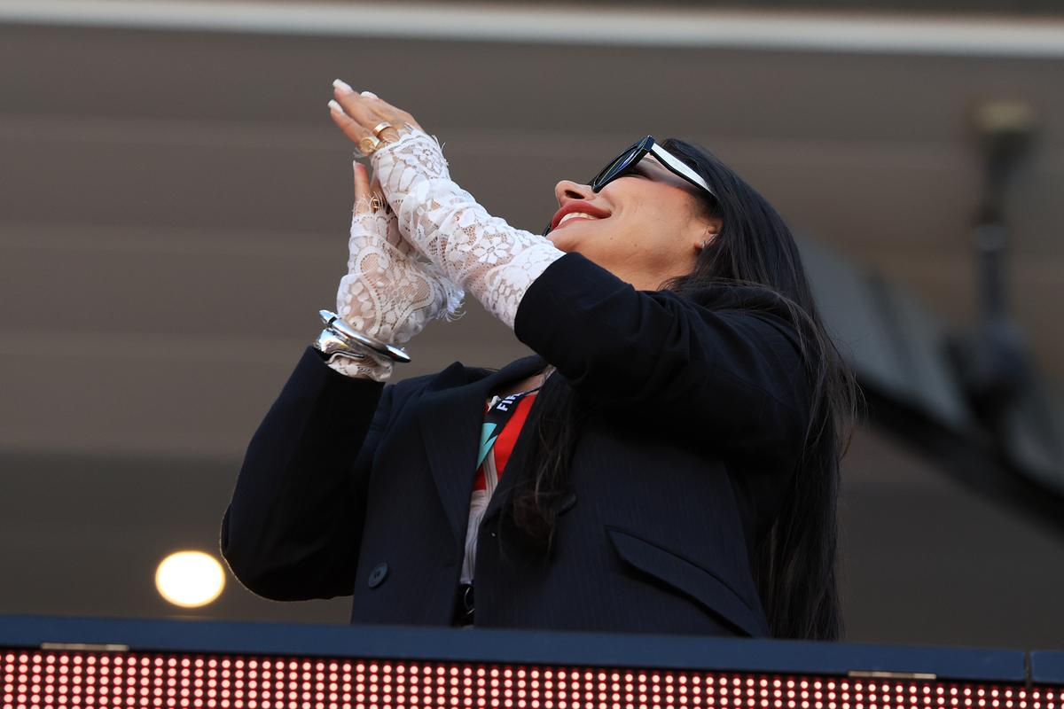 Reporterii Gazetei au dat nas în nas cu celebra Larissa Riquelme la San Francisco » Mai numeroși, turcii au fost dominați de suporterii din Paraguay