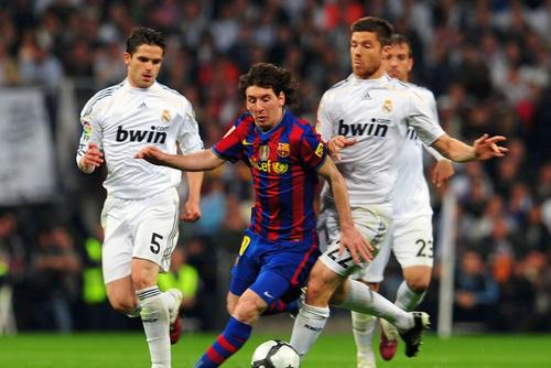 Fernando Gago (stânga), pe vremea când trebuia să-l blocheze pe Messi în El Clasico. Foto: Imago Images
