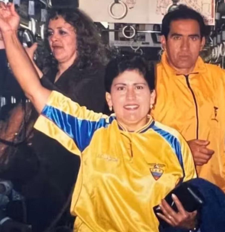 S-a uitat sub capac și a dat lovitura vieții! » Povestea curioasă a fanei ce a fost prezentă la toate Mondialele ratate de România după 1998 + Unde e la turneul actual
