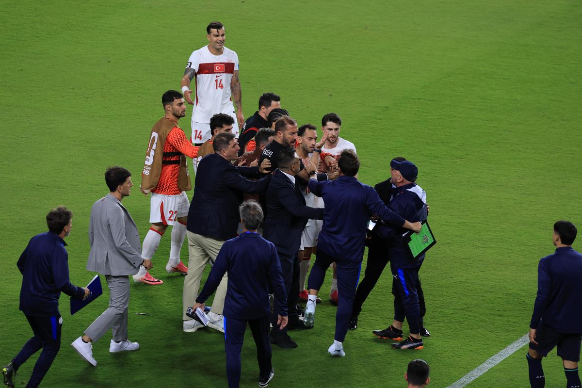 Scandal la Turcia - Paraguay » A devenit primul fotbalist din istorie eliminat pentru că și-a acoperit gura cu mâna