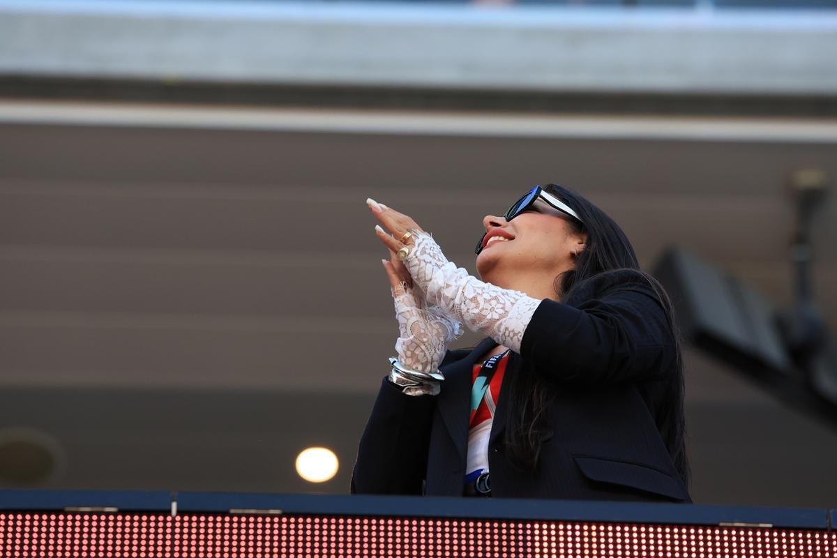 Reporterii Gazetei au dat nas în nas cu celebra Larissa Riquelme la San Francisco » Mai numeroși, turcii au fost dominați de suporterii din Paraguay