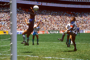 Mingea cu care Maradona a marcat „Mâna lui Dumnezeu” va fi scoasă la licitație » Suma uriașă pentru care s-ar putea vinde