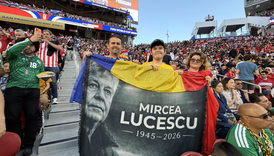 O familie de români a venit cu un banner în memoria lui Mircea Lucescu, la Turcia - Paraguay // FOTO: Sergiu Alexandru (GSP) O familie de români l-a omagiat pe Mircea Lucescu, la Turcia - Paraguay: „L-am iubit”