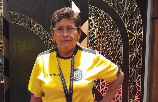 S-a uitat sub capac și a dat lovitura vieții! » Povestea curioasă a fanei ce a fost prezentă la toate Mondialele ratate de România după 1998 + Unde e la turneul actual