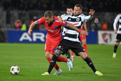 Murgia, aici în duel cu Lixandru, se desparte de U Cluj și de fotbalul românesc. Foto: Imago Images