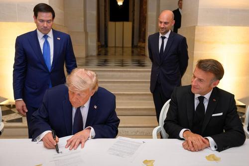 Donald Trump a semnat acordul de pace între SUA și Iran // foto: Imago