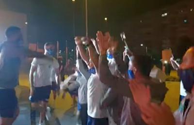 VIDEO Bucurie de nedescris la Craiova! Fotbaliștii liderului au făcut show în miezul nopții alături de sute de fani