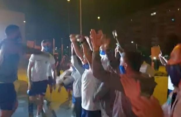 VIDEO Bucurie de nedescris la Craiova! Fotbaliștii liderului au făcut show în miezul nopții alături de sute de fani