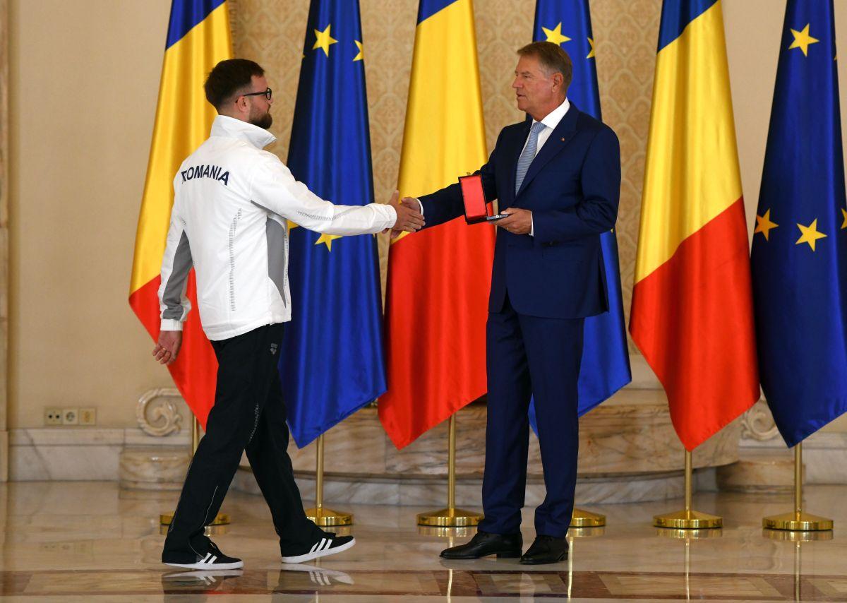 David Popovici a primit Ordinul Național „Steaua României” de la Klaus Iohannis! Mesajul Președintelui: „Fac un apel clar către autorități!”