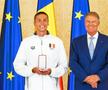 David Popovici (17 ani) și antrenorul Adrian Rădulescu (32 de ani) au fost decorați astăzi de președintele Klaus Iohannis (63 de ani).