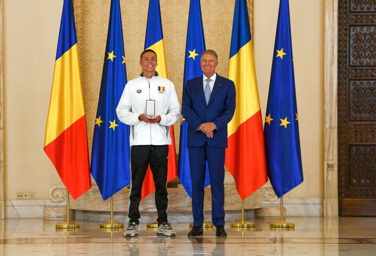 David Popovici a primit Ordinul Național „Steaua României” de la Klaus Iohannis! Mesajul Președintelui: „Fac un apel clar către autorități!”