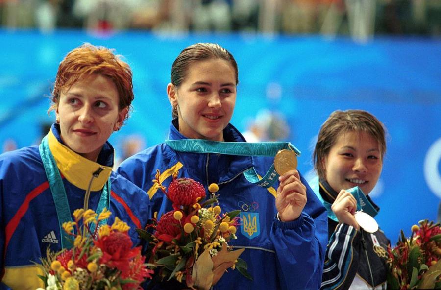 Beatrice Câșlaru cu medalia olimpică de bronz la 400 m mixt, lângă Yana Klochkova, medaliata cu aur, și Yasuko Tajima, medaliata cu argint Foto Imago Beatrice Câșlaru despre David Popovici: „Are un caracter copilul acesta, demn de un campion